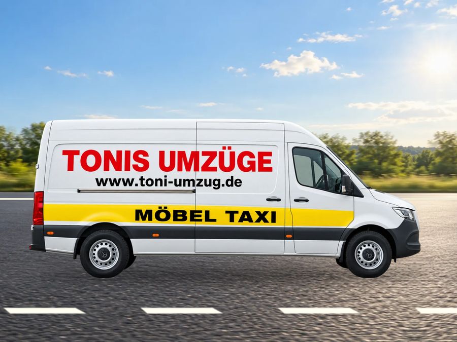 Weißer Transporter mit der Aufschrift „Tonis Umzüge“, www.toni-umzug.de und „Möbel Taxi“ auf einer Landstraße (Visualisierung)
