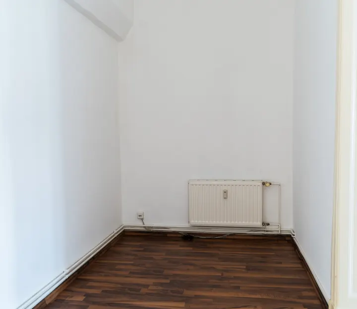 Derselbe Raum nach der Räumung, leer und besenrein